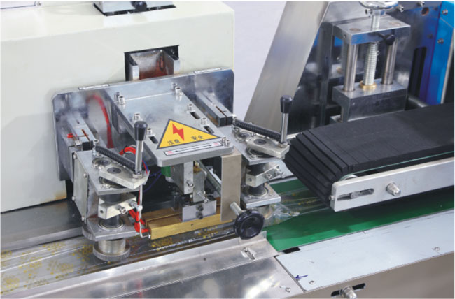 KD-260下走紙皮帶枕式包裝機機械細節(jié)